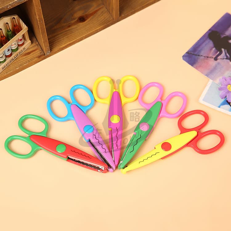 Children's Safety Plastic DIY Photo Album Scalloped Scissors, 5-inch Fun Student Scissors for Kindergarten