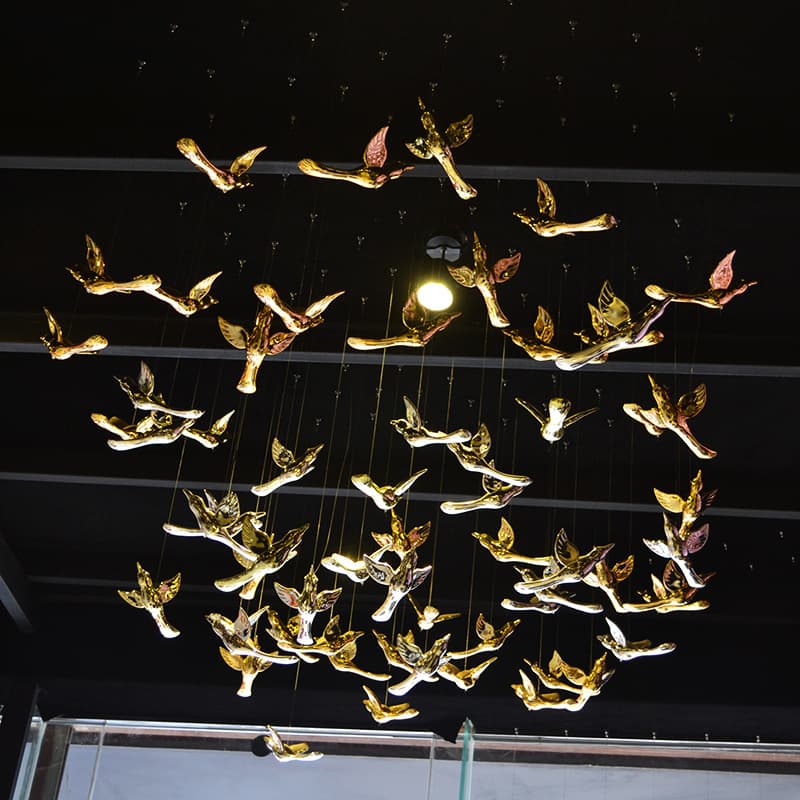 Factory wholesale hanging bird decorations, flying birds, hotel and sales office lighting, aerial decorations, acrylic electroplated birds.