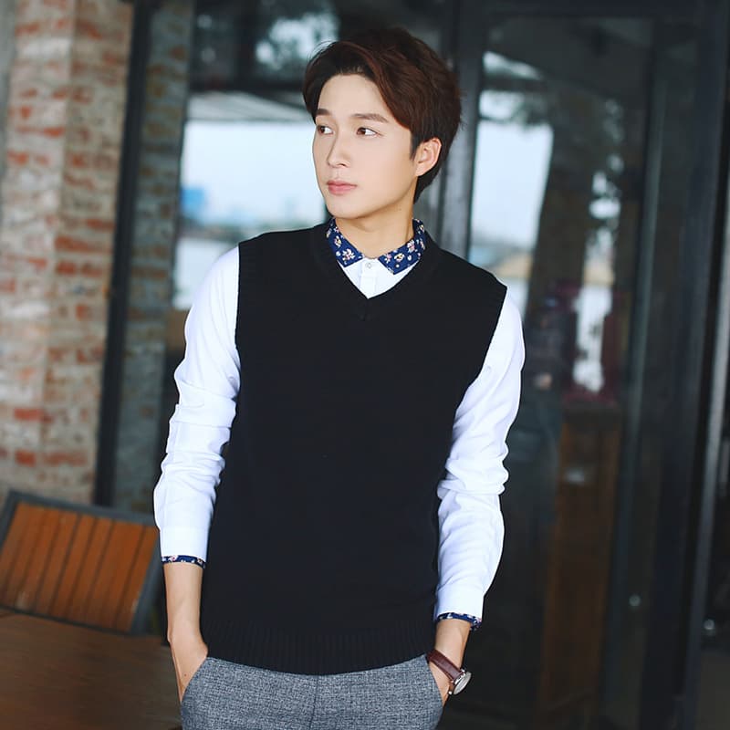Men's Knit Sweater Vest Solid Color Sleeveless V-Neck Korean Style Shoulder Vest Slims Your Silhouette Smooths Men's Wear