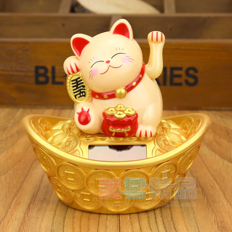 Solar-powered gold ingot Maneki-neko with automatic waving motion, creative ornament for company reception or cashier counter, available for wholesale