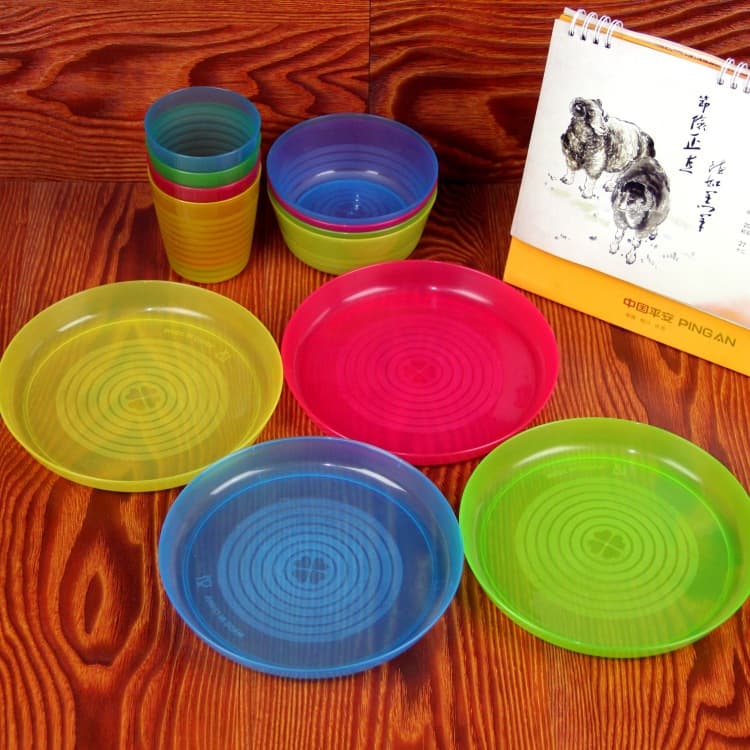 Semi-transparent plastic tableware in colorful beverage cups, juice glasses, rice bowls, small dishes, bone plates, and waste trays for wholesale.
