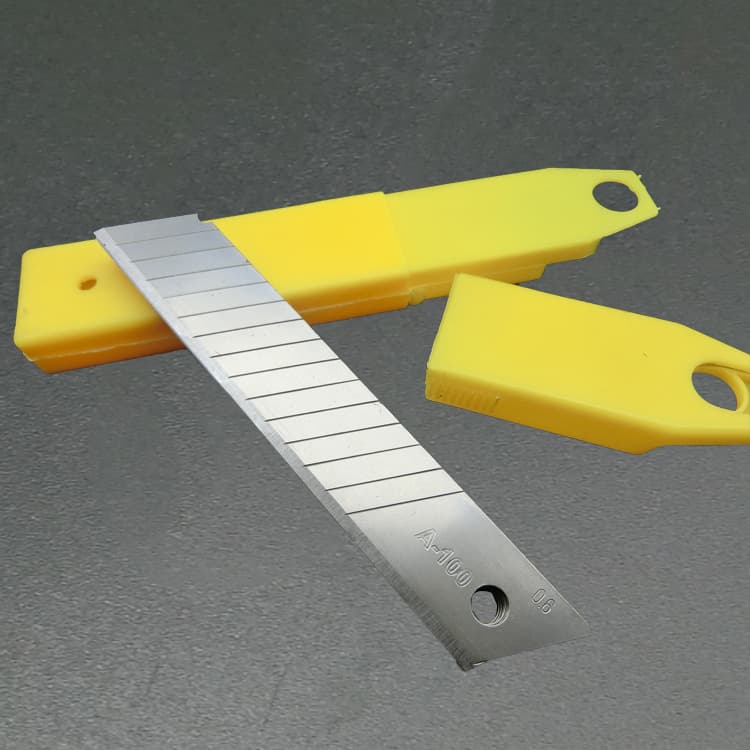 Factory wholesale black blade utility knife blades, paper cutter blades, utility knife blades, large wallpaper blades, 18mm