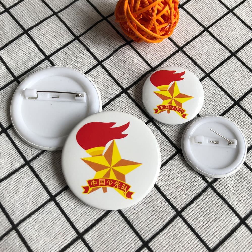 Factory Supply Chinese Young Pioneers Team Badge, Plastic Base Young Pioneers Pin, Custom Design Available