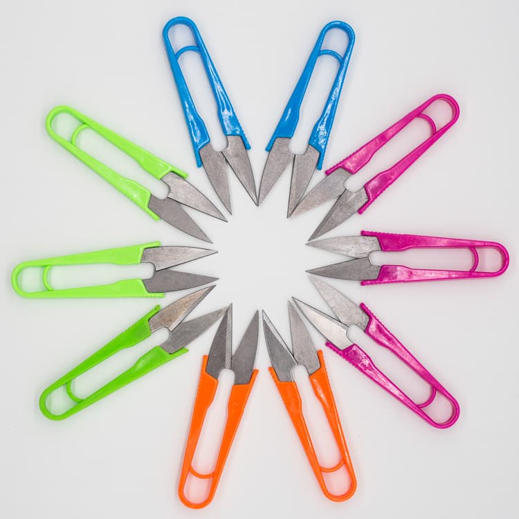 Wholesale U-shaped scissors, small cross-stitch scissors, sharp and rust-proof, single-handle U-shaped colored plastic sharp yarn scissors.