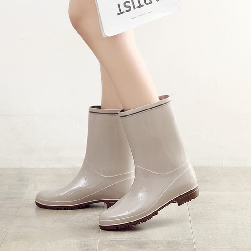 Japan Export Mid-Calf Women's Anti-Slip Rain Boots, PVC Glossy Trim Fashion Waterproof Rain Boots, Stylish Rain Shoes for Outdoor Wear