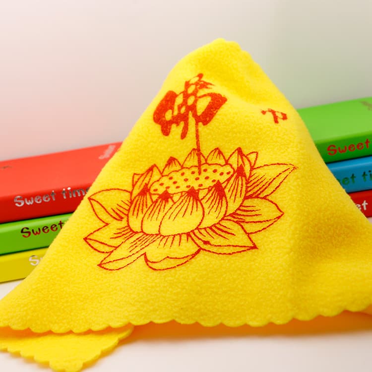 Zen meditation room, Buddhist shroud, lotus-shaped cloth, yellow offering cloth, whisk, ritual implements, wiping cloth, and purifying the mind.