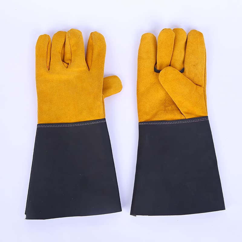 Long, semi-leather welding gloves, wear-resistant and spark-proof, made of cowhide for shipyards and steel structure factories.