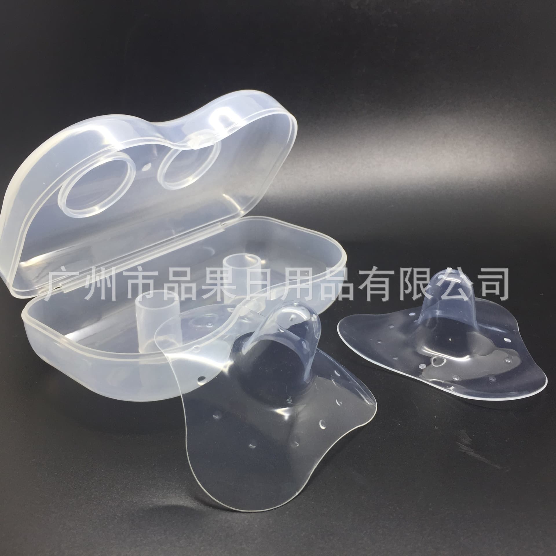 Food-grade liquid silicone nipple shields, boxed triangular breastfeeding aids, wholesale maternity and baby products.