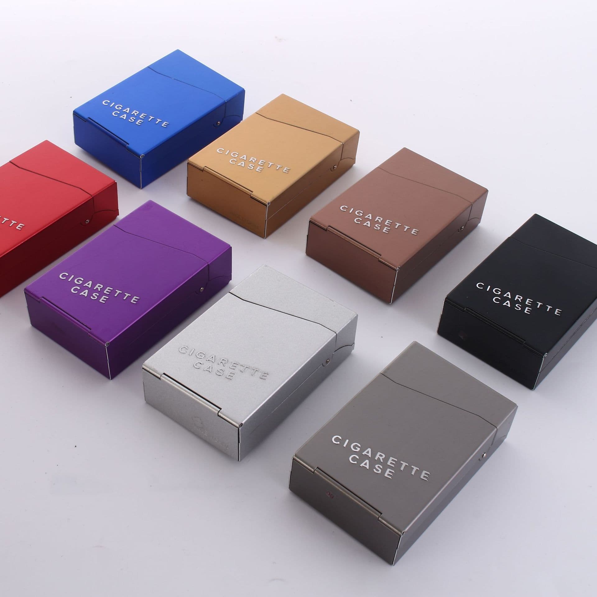 Manufacturer of colorful aluminum creative flip-top cigarette cases, 20-pack, multi-color, pressure-resistant cigarette cases available for wholesale.
