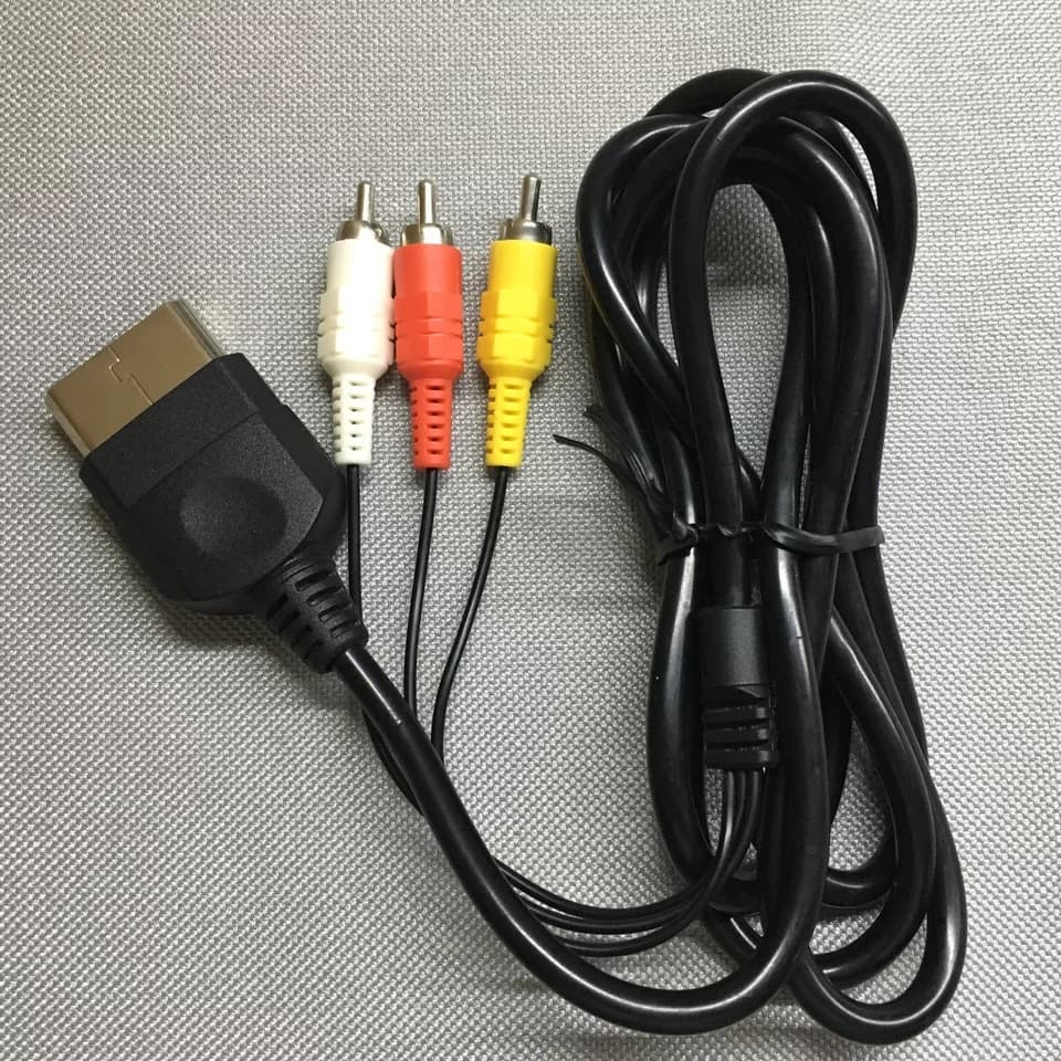 The old 24P audio/video AV cable for XBOX consoles connects to LCD TVs. (Thick round three-color cable)