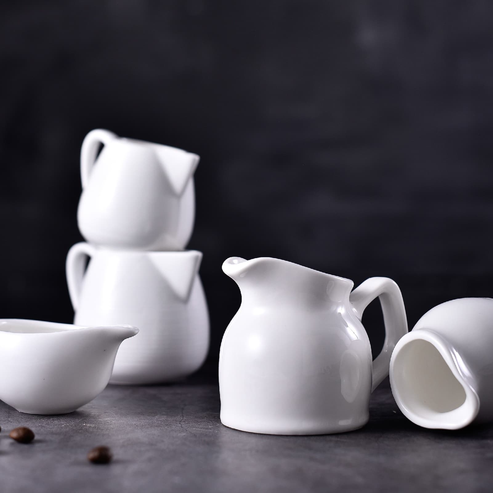 White ceramic condiment cup with handle, coffee frothing cup, latte art cup, sauce cup, tableware for Western restaurants and hotels.