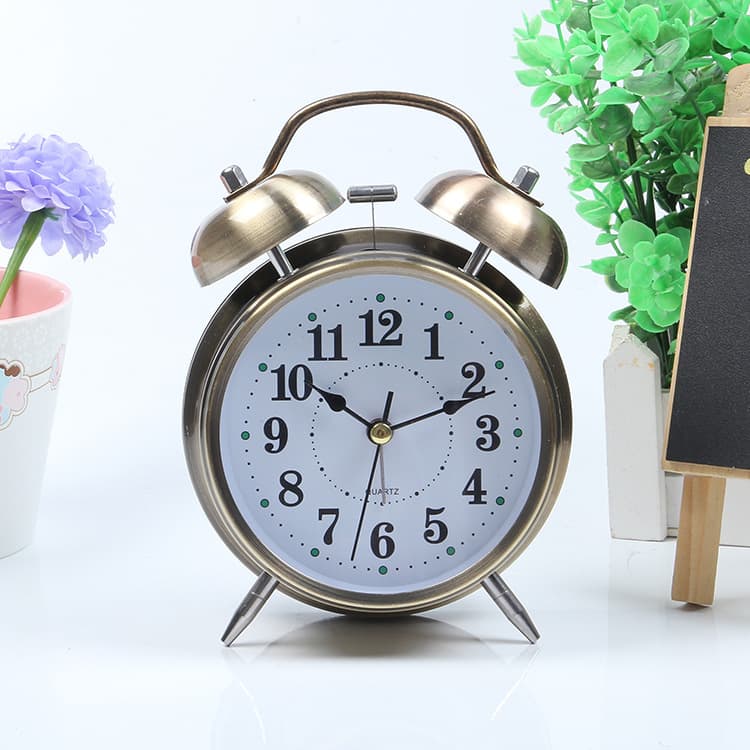 Manufacturer supplies 4-inch metal electroplated red and green bronze alarm clocks with night lights, creative bells, and children's/student table clocks.