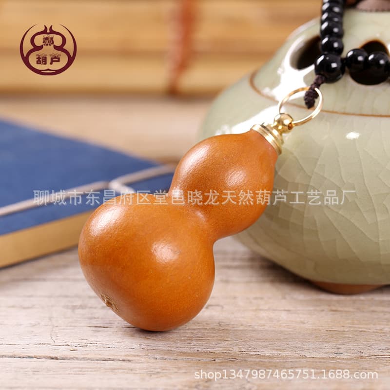 Manufacturer wholesale natural small gourd pendant, hand twisting gourd, snuff bottle pendant, craft gourd pendant