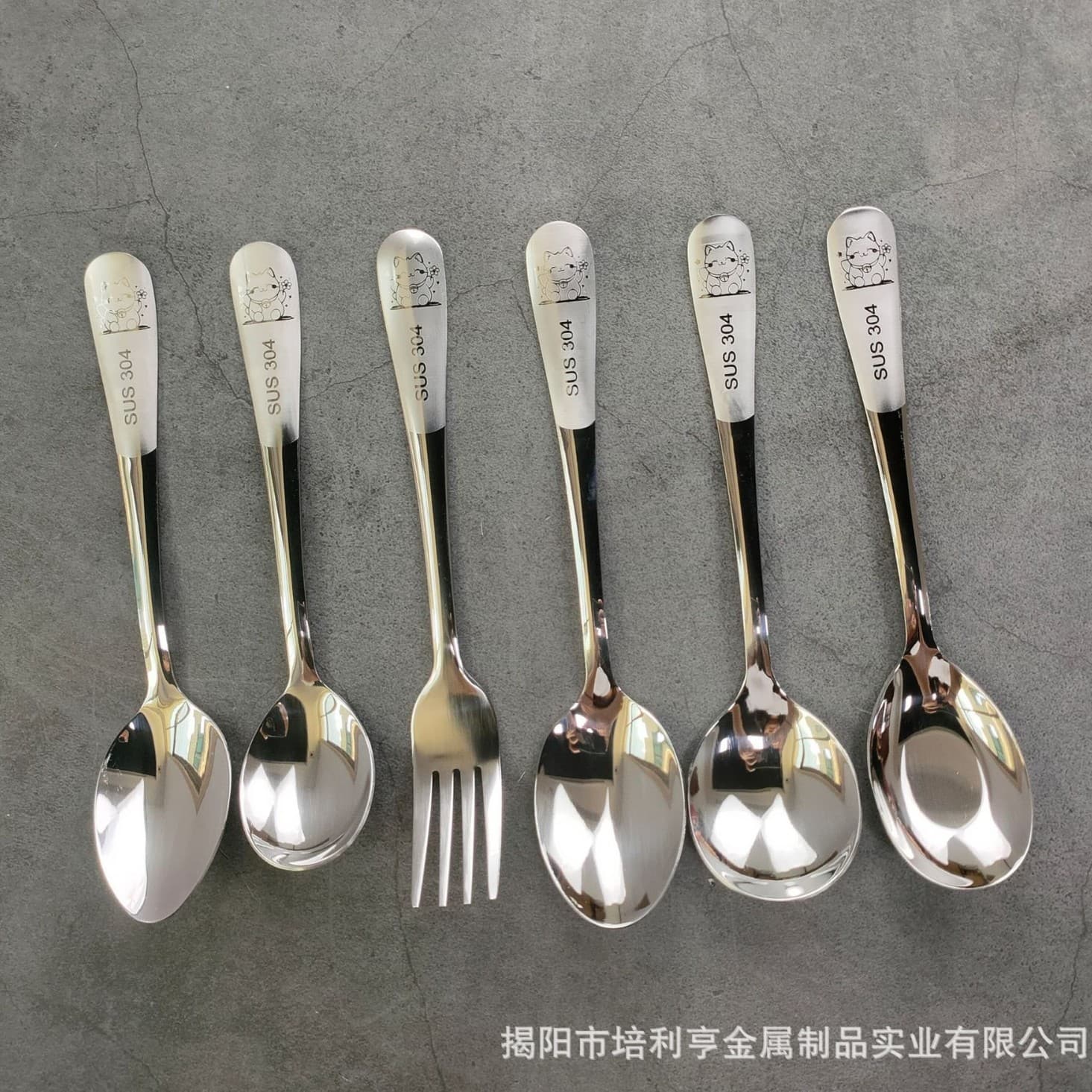 High-quality 304 stainless steel spoon with long handle, suitable for stirring ice cream and desserts.