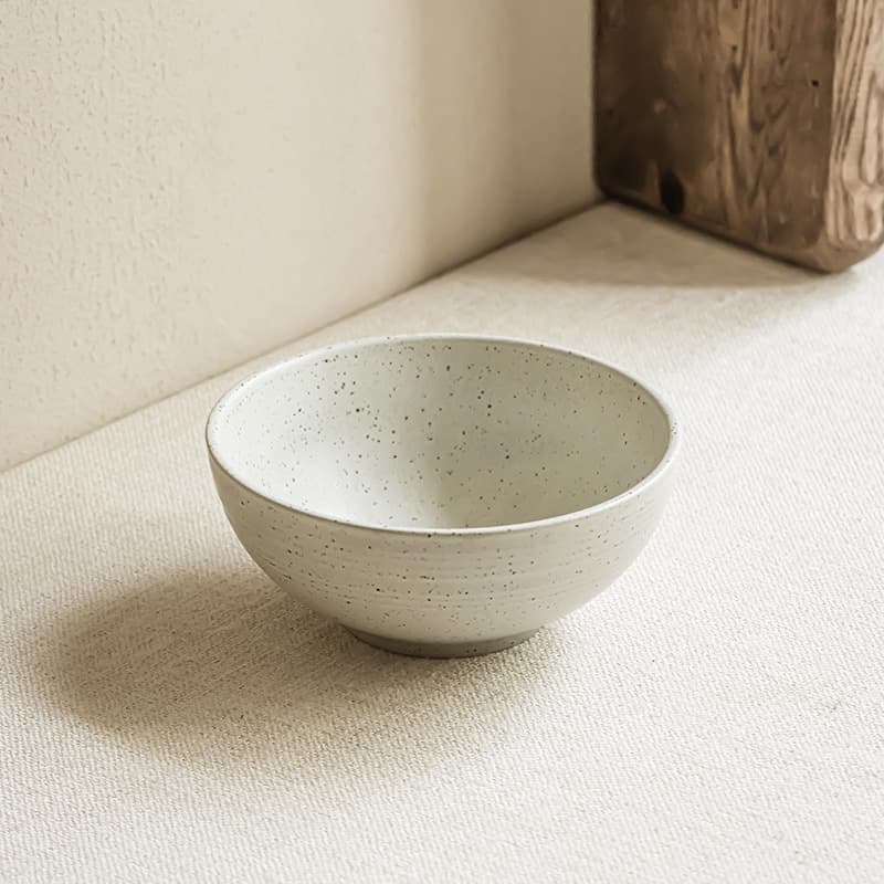 Vintage Ceramic Rice Bowl with Creative Threaded Design, Thickened Japanese-Style Soup Bowl, Round Dish for Noodles, Salad, and Home Use