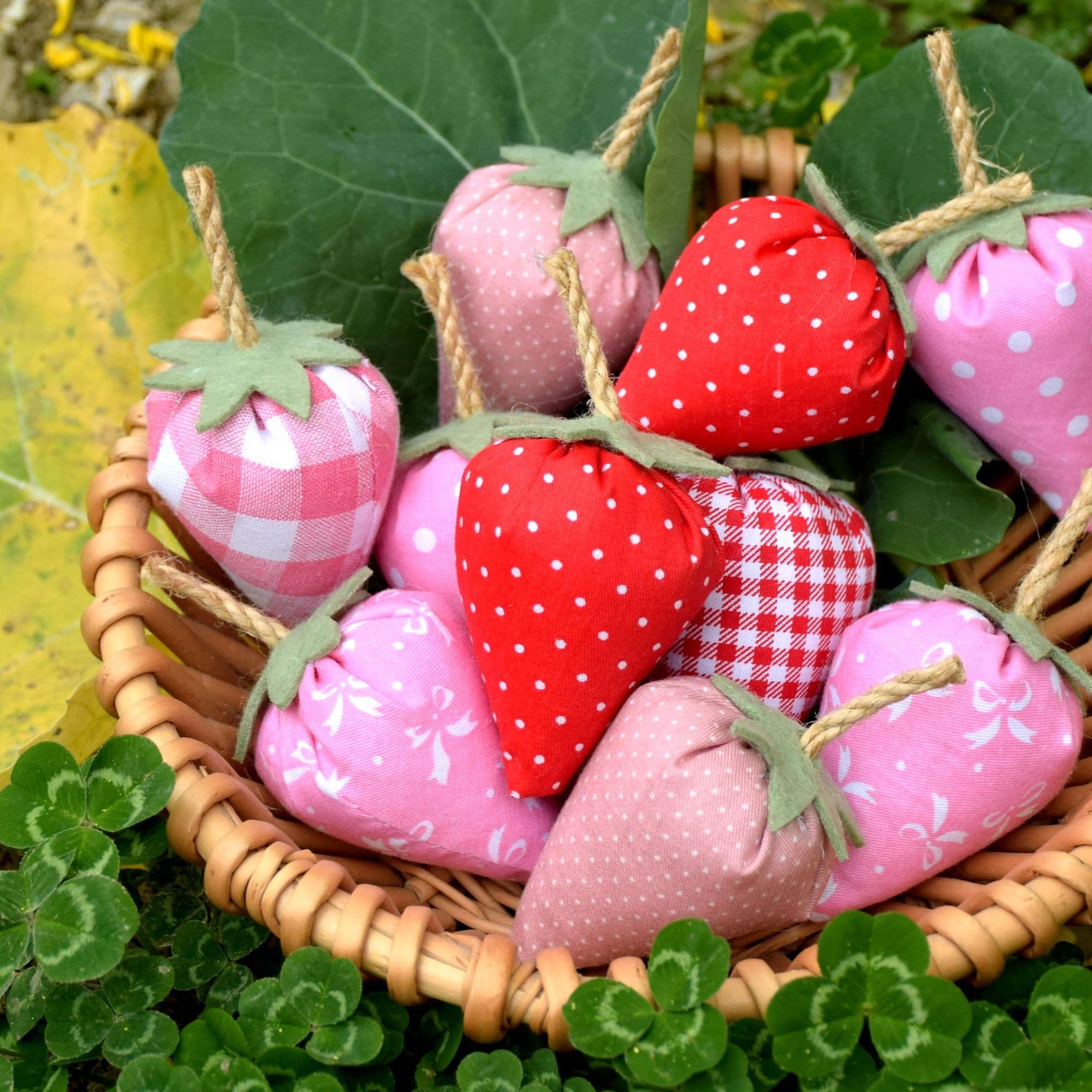 New cross-border product: Fabric strawberry home decor ornament, European and American style home tray decoration, handmade gift.