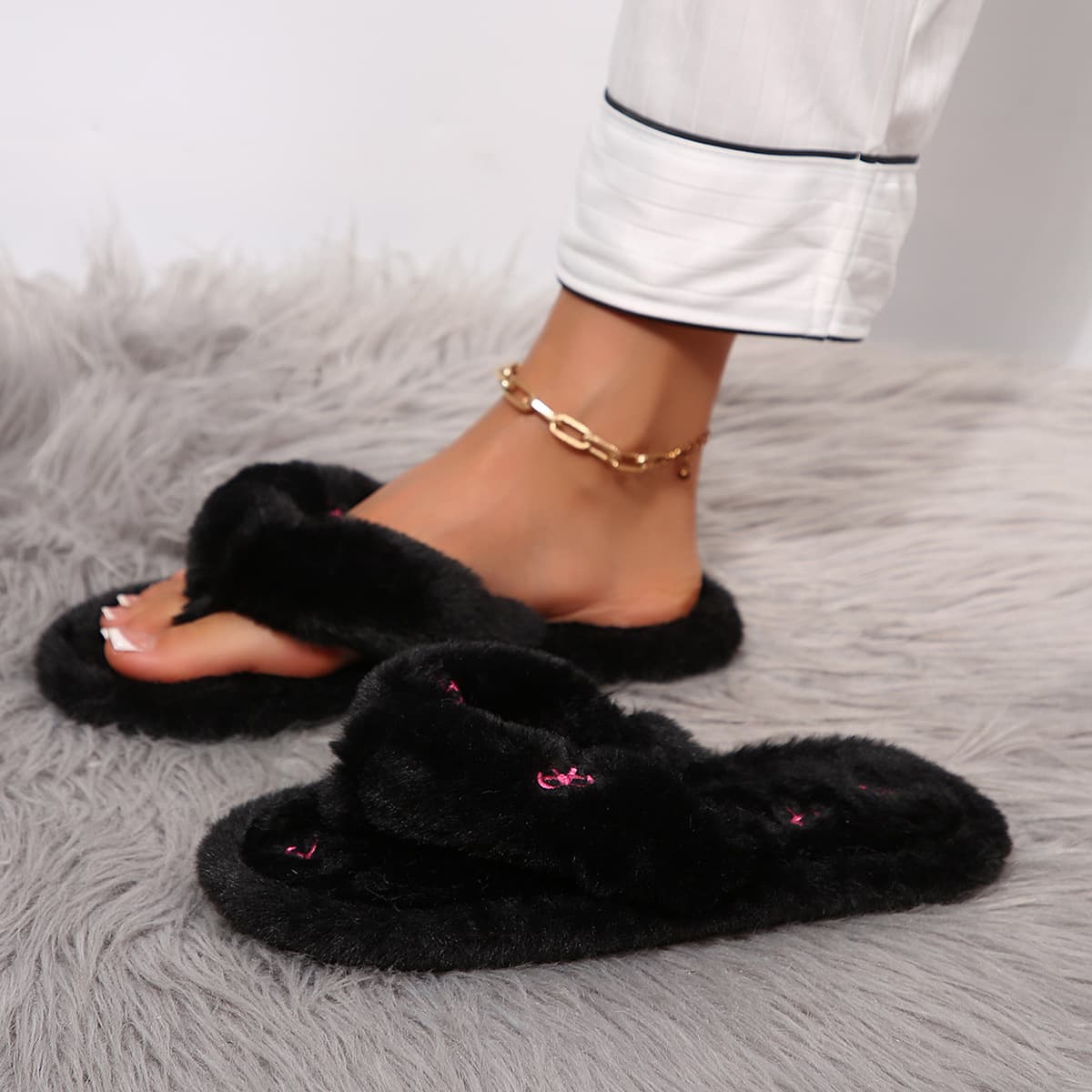 2026 New Leopard Print Plush Toe-Loop Slippers for Women, Warm and Non-Slip Thick Sole, Cute Floral Pattern for Home and Outdoor Wear