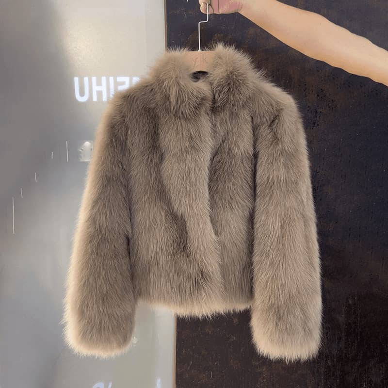 New short fur coat with fox fur, perfect for winter and autumn, with a Chanel-inspired fluffy feel.