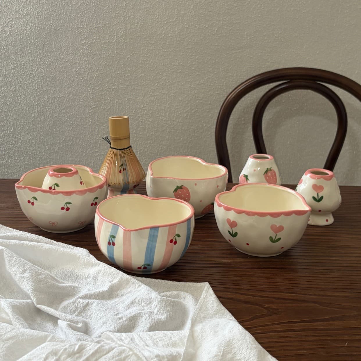 Korean-style ins girly hand-painted heart-shaped ceramic matcha bowl with chasen stand set, painted spouted bowl
