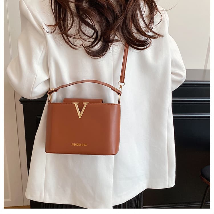 Luxury Letter Women's 2025 New Fashion Elegant Large Capacity Solid Color Commuter Handbag Shoulder Crossbody Bag