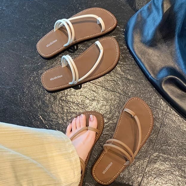In stock! Wow! Same style as Grape Mom, stunning thin-strap fairy-style two-way slip-on flat sandals for women, versatile and suitable for outdoor wear.