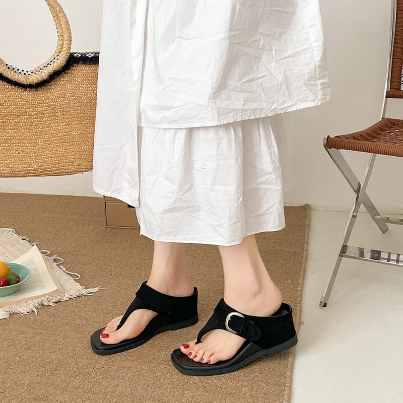 2026 Summer Retro Flat Thong Sandals Casual Metal Buckle One-Strap Roman Beach Flip-Flop Sandals for Women