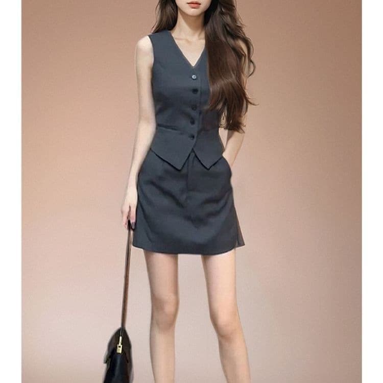 Chanel-Style Set for Women: Summer Gray Elegance, Youthful and Slimming, Niche Design Sleeveless Vest + Short Skirt Two-Piece