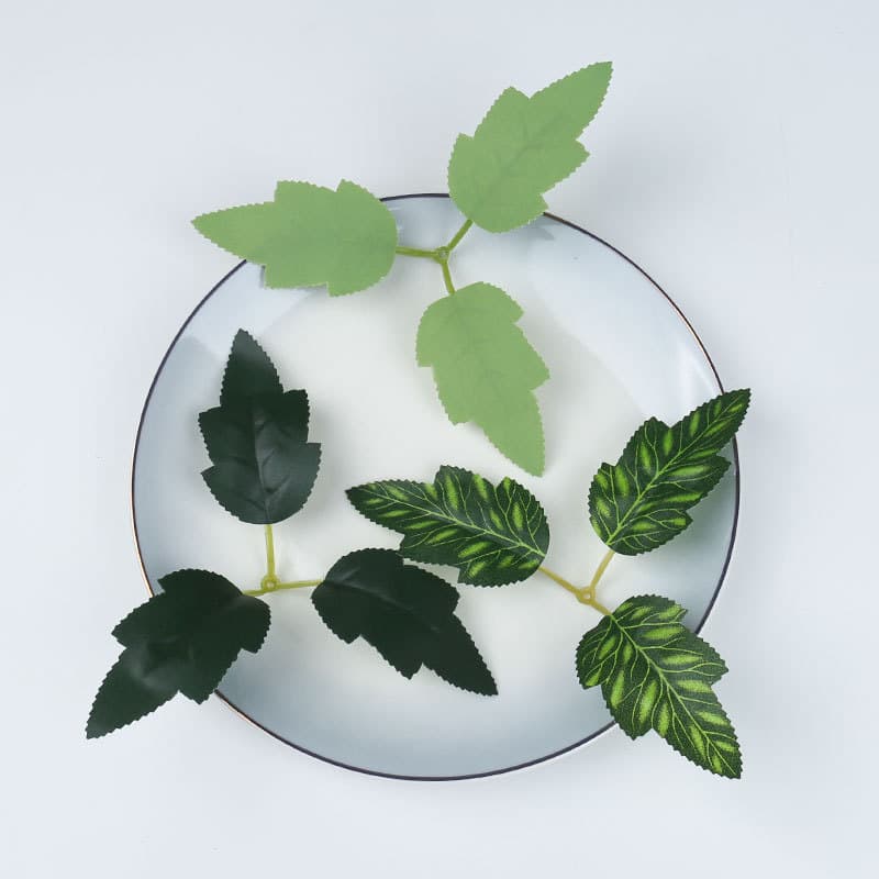 Factory direct wholesale artificial green leaves and rose foliage for living room decor, small chrysanthemum leaf floral accessories, garden decoration