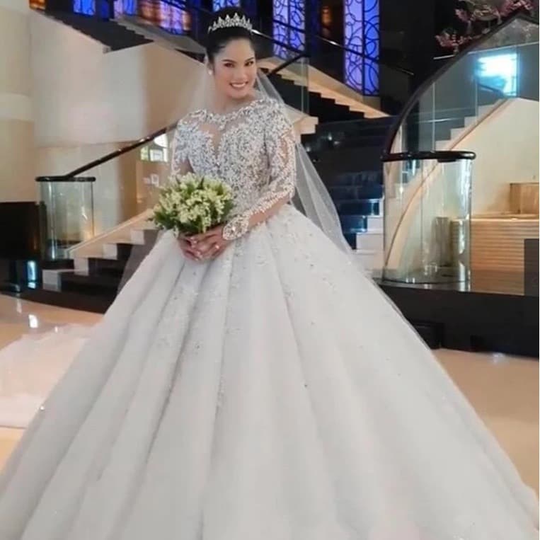 Long Sleeve Wedding Dress 2026 New Lace European and American Rhinestone Cathedral Train Wedding Dress Cross-border New Elegant Export Wedding Dress