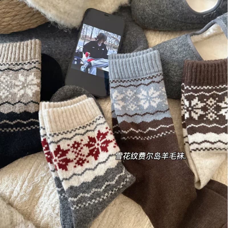 Thick, warm Fair Isle retro wool striped socks for women, Japanese style, autumn and winter, color-blocked snowflake pattern slouch socks.