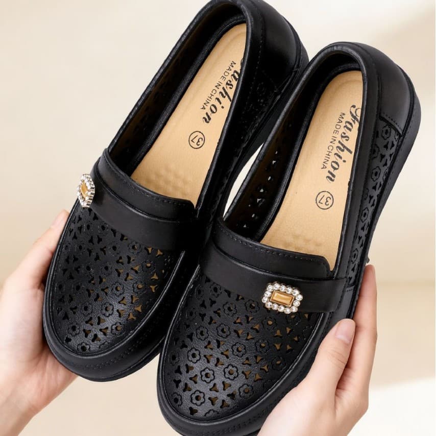 Summer Women's Clogs, Fashionable Casual Non-Slip Breathable Hollow Sandals, Mom Shoes, Slip-On Flat-Soled Work Shoes