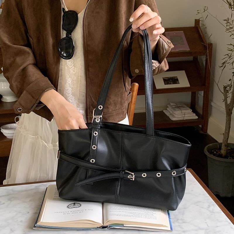 Korean niche design high-end sweet and cool motorcycle bag new hot girl armpit tote bag commuter versatile shoulder bag