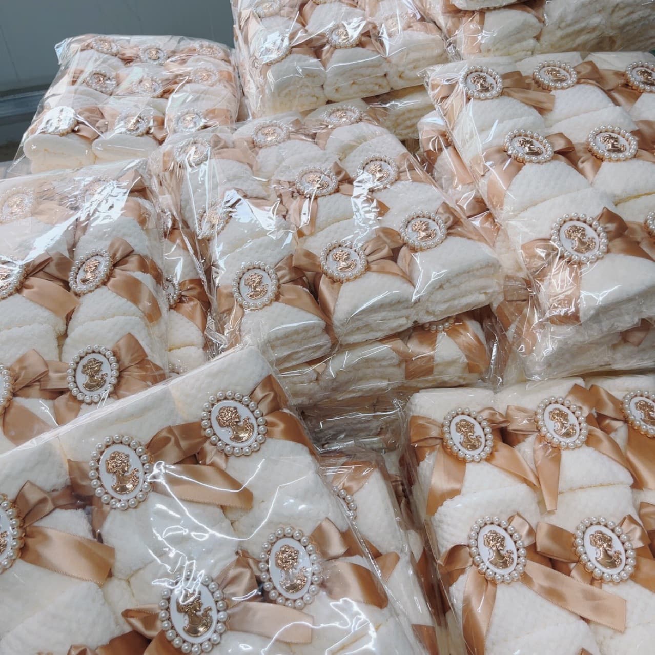 Wedding happiness shop favors, pineapple grid coral fleece Baroque towels, bear design for wedding and holiday gifts, inner wear accessories