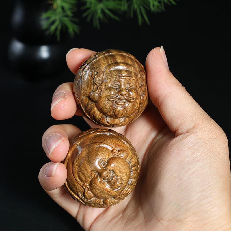 Green sandalwood double-handled amulet, solid wood miniature wealth god Maitreya Buddha, sandalwood hand-held piece, health ball, fitness ball, playable item.