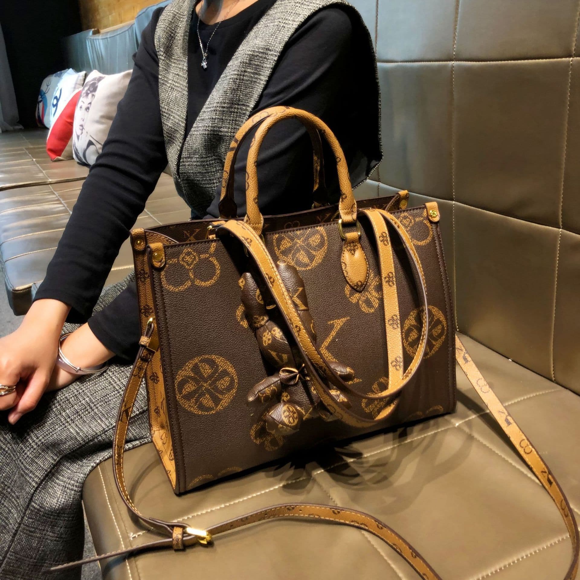 Cross-border foreign trade tote bag 2025 commuting large capacity new shoulder portable crossbody large bag fashionable and versatile
