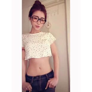 Sweet and Cool White Floral Short-Sleeve T-Shirt for Women, Summer Slim Fit Cropped T-Shirt with Shoulder-Baring Design, Sexy Top