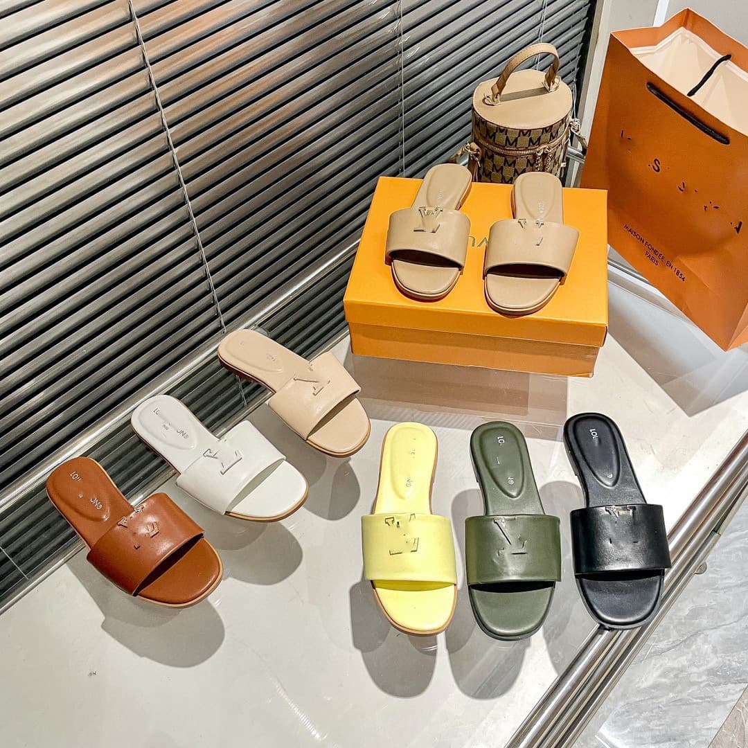 Foreign trade high version spot flat slippers women's metal diamond buckle sheepskin all-inclusive non-slip versatile one-line slippers wholesale