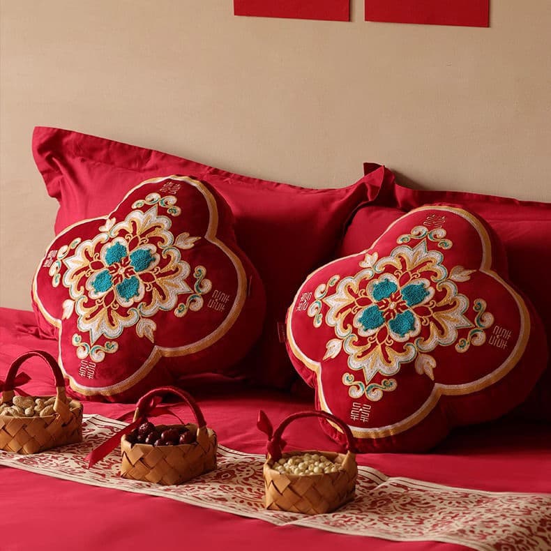 Wedding pillows, a pair of sofa cushions, a bed cushion, a master bedroom cushion, wedding room decorations, red cushions for the groom, a complete guide to wedding supplies.
