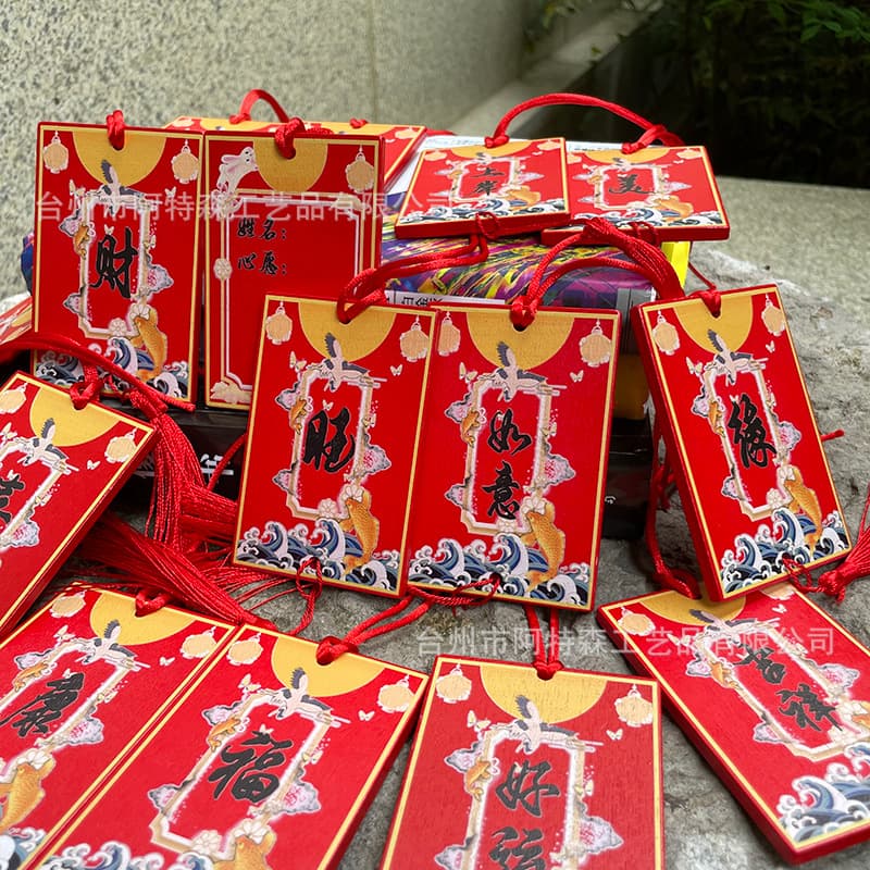 Wishing plaques, wooden lucky charms, small wooden pendants, printed wooden ornaments, original new products for festivals, wholesale from manufacturers.