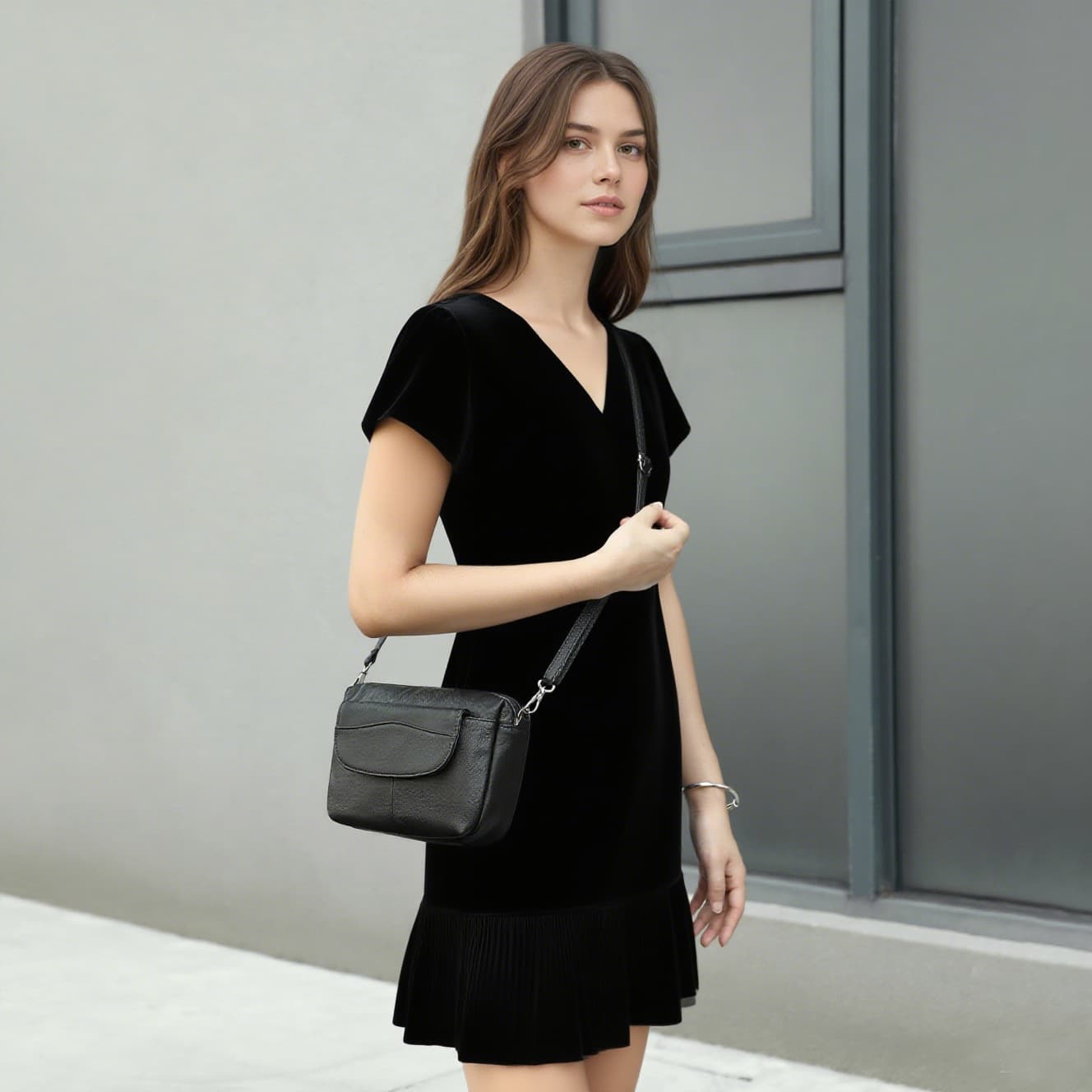Genuine leather texture commuter crossbody bag, trendy outdoor shoulder bag, first-layer cowhide women's shoulder bag, versatile simple small bag