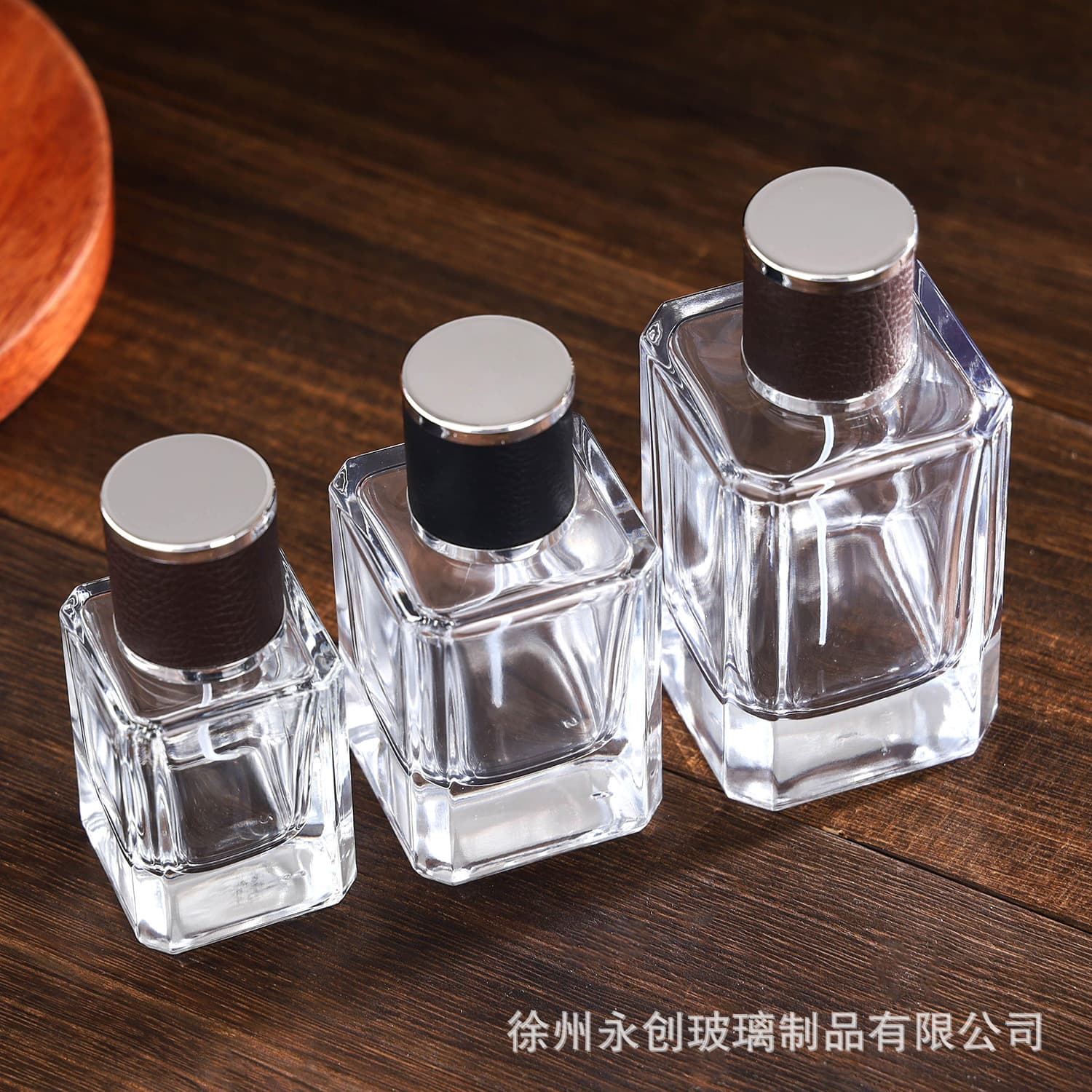 Perfume bottle with press-down spray, simple design, thick bottom, side cut-out, portable empty bottle, snap-on glass perfume dispenser.
