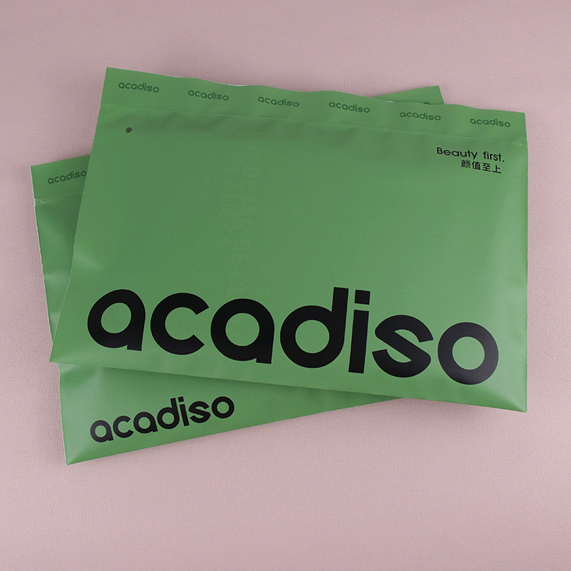 Custom-made frosted T-shirt clothing packaging bags wholesale, CPE plastic zipper bags, green thickened self-sealing clothing bags.