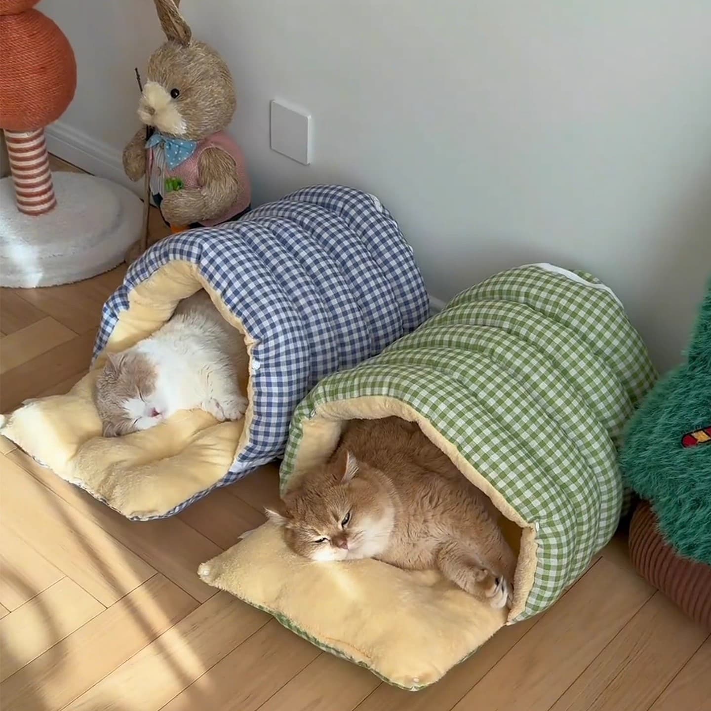 Cat Bed Winter Warm Enclosed Safe Cat Bed, Cat House Fleece Lined Thickened Cat Sleeping Bed, Removable and Washable Pet Bed