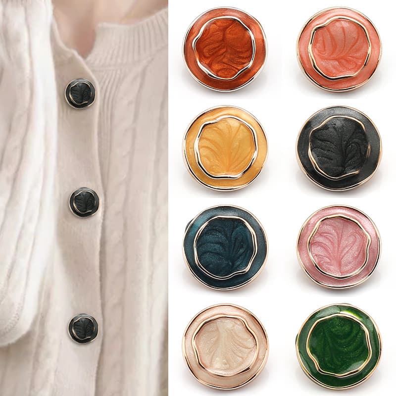 Round coats, button-down jackets, women's sweaters, cardigans, and other thick clothing – a complete collection