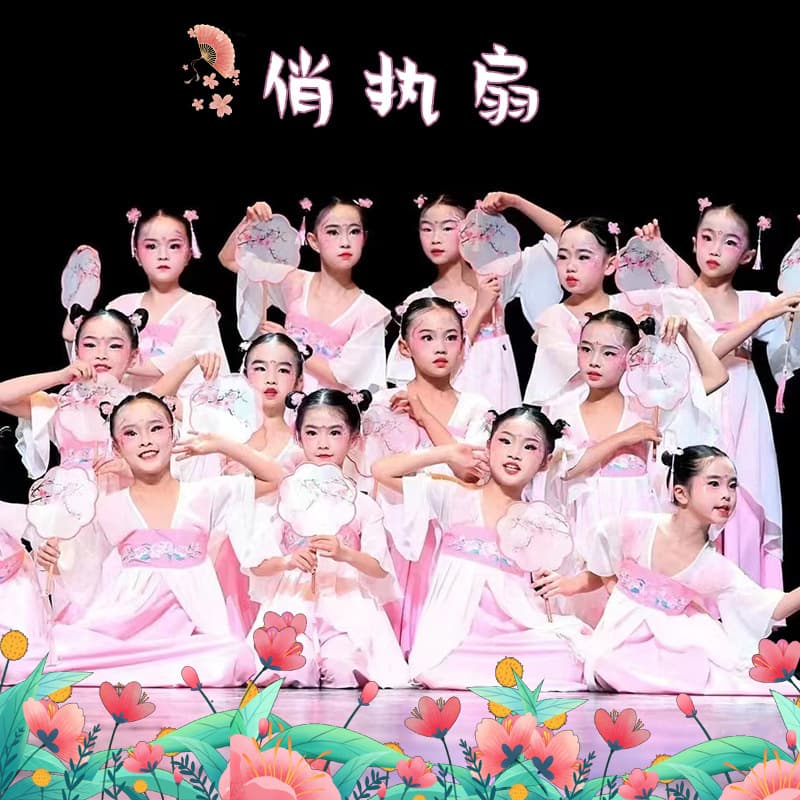 Qiao holding a fan, children's Hanfu, rouge makeup, classical dance costume, Peach Blossom Laughing Bistro Trail Children's Spring March Performance Costume