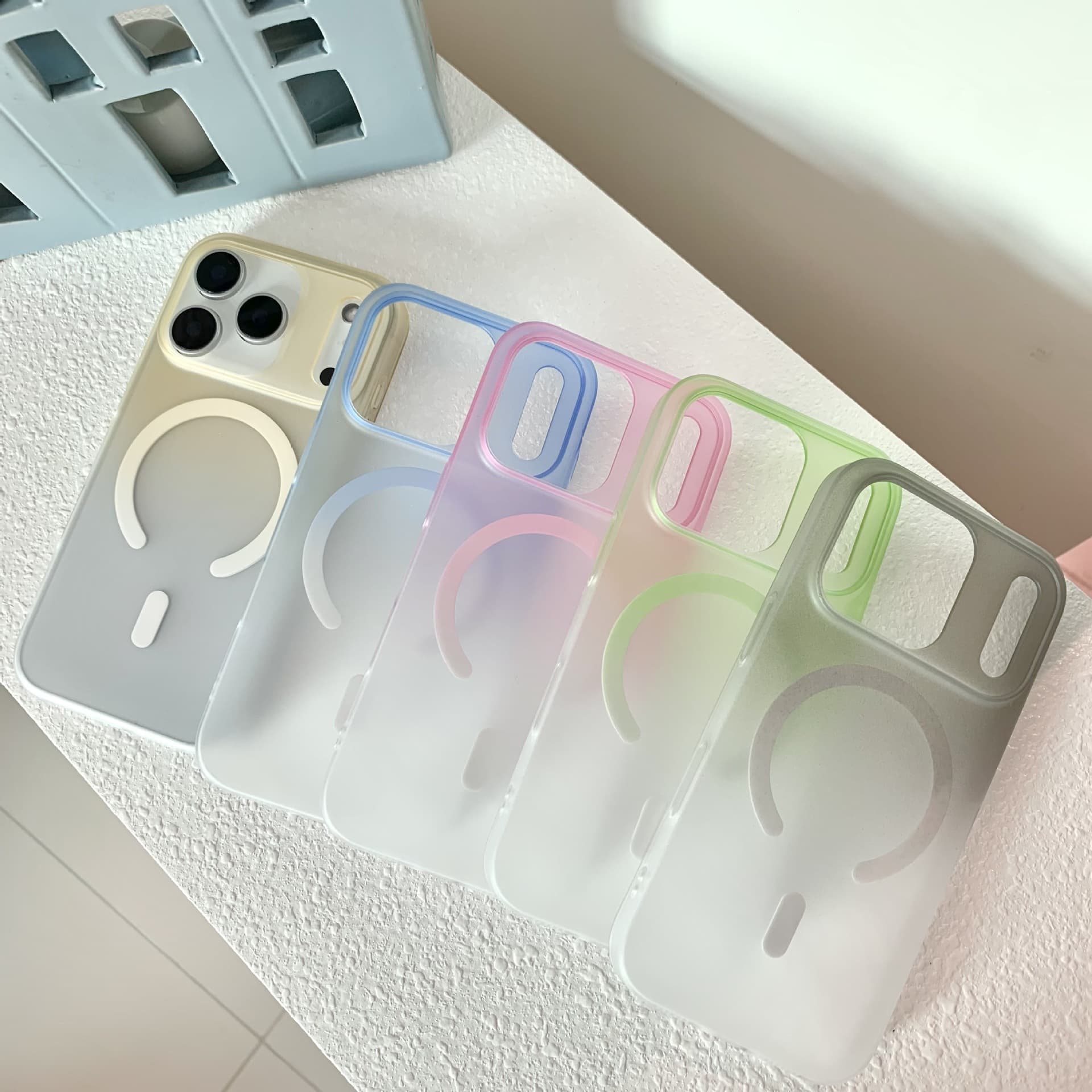 Suitable for iPhone17promax mobile phone case gradient matte 17Air skin-feel magnetic suction 16Pro anti-fall protective cover