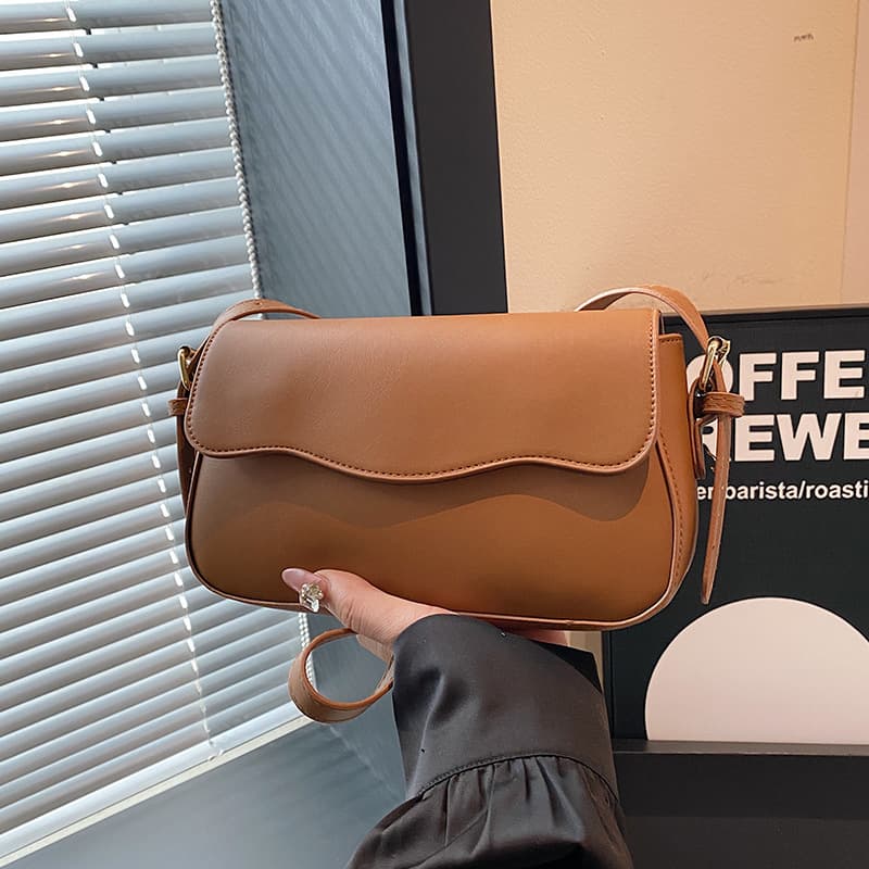 High quality new corrugated flip cover casual solid color magnetic buckle commuting fashion simple women's portable shoulder armpit bag