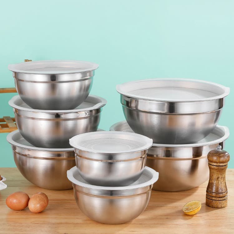 Stainless steel salad bowls, egg beating bowls for home kitchen baking tools with covers, multi-purpose mixing bowls for dishes and vegetable washing.