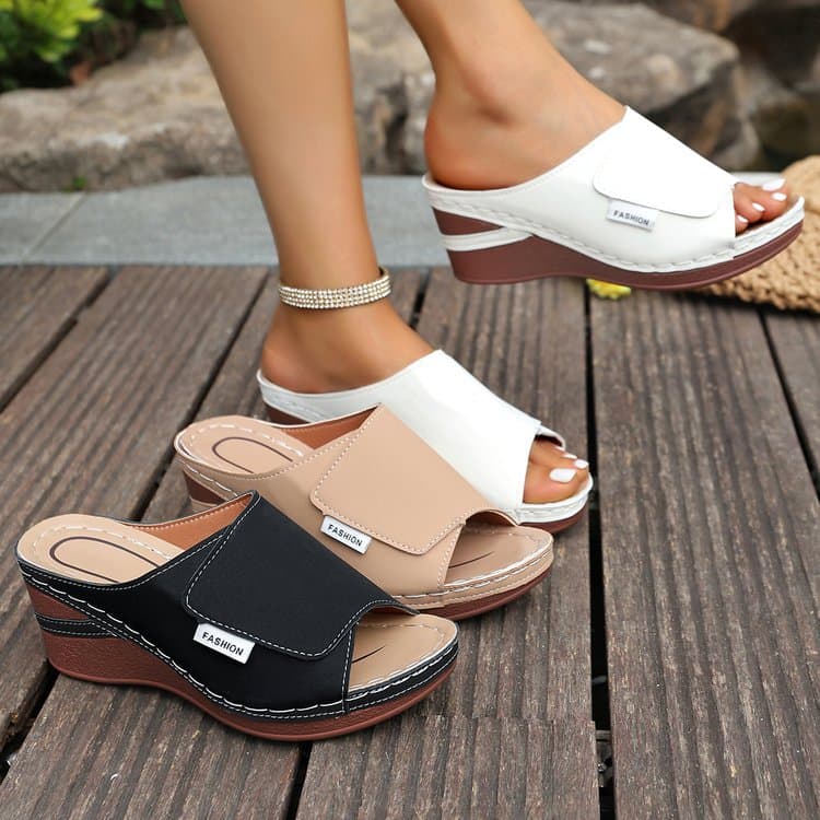 2025 New European and American Style Wedge Slippers for Women, Outdoor Soft Sole Open-Toe Sandals, Simple and Fashionable One-Strap Slippers