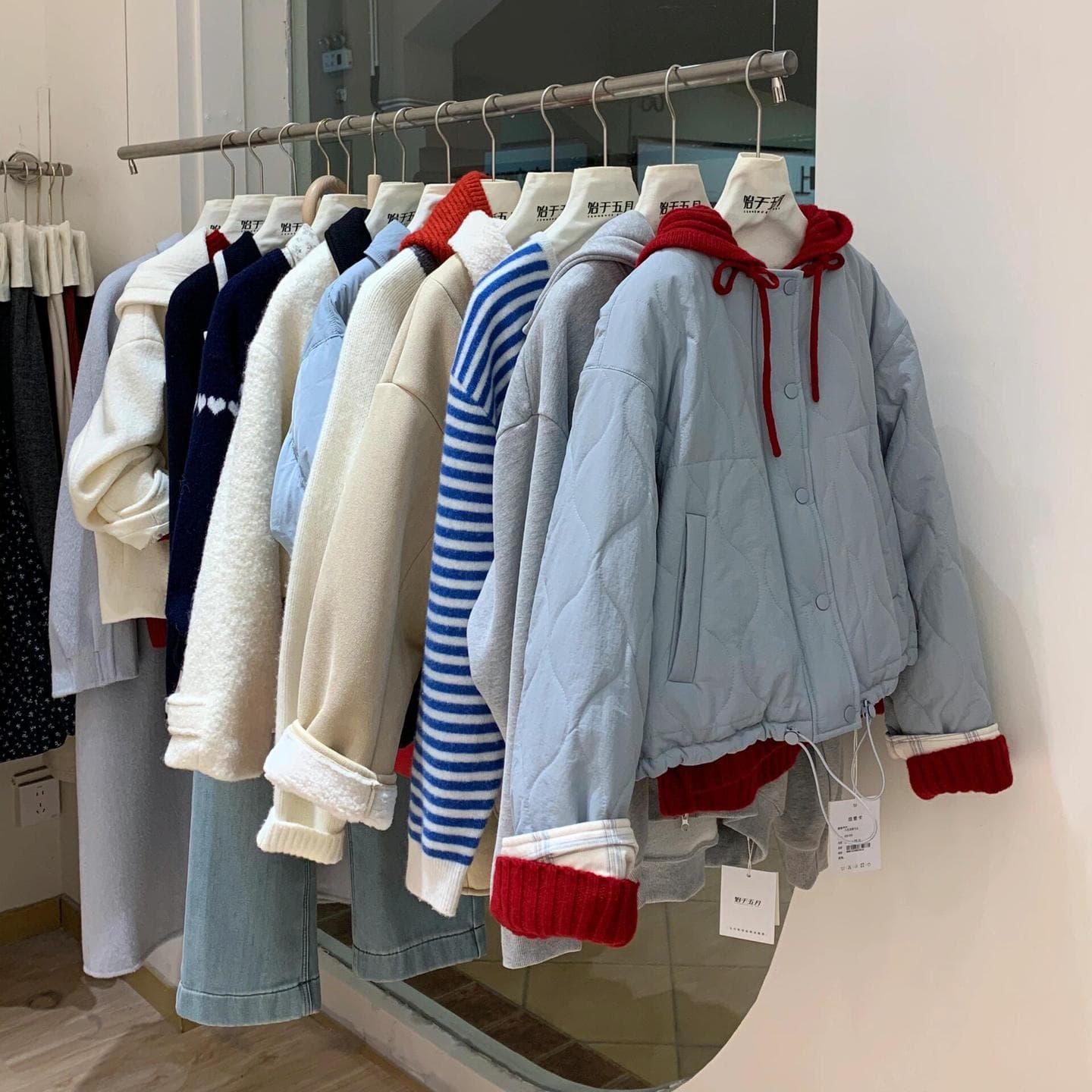 Foreign trade surplus women's autumn and winter clothing, sweaters, down jackets, coats, trousers, and other clothing, import and export overstock, sold by weight, cross-border.